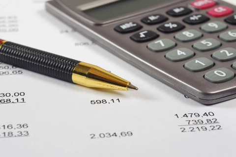 Une calculatrice illustre les interrogations d’une demande de devis.