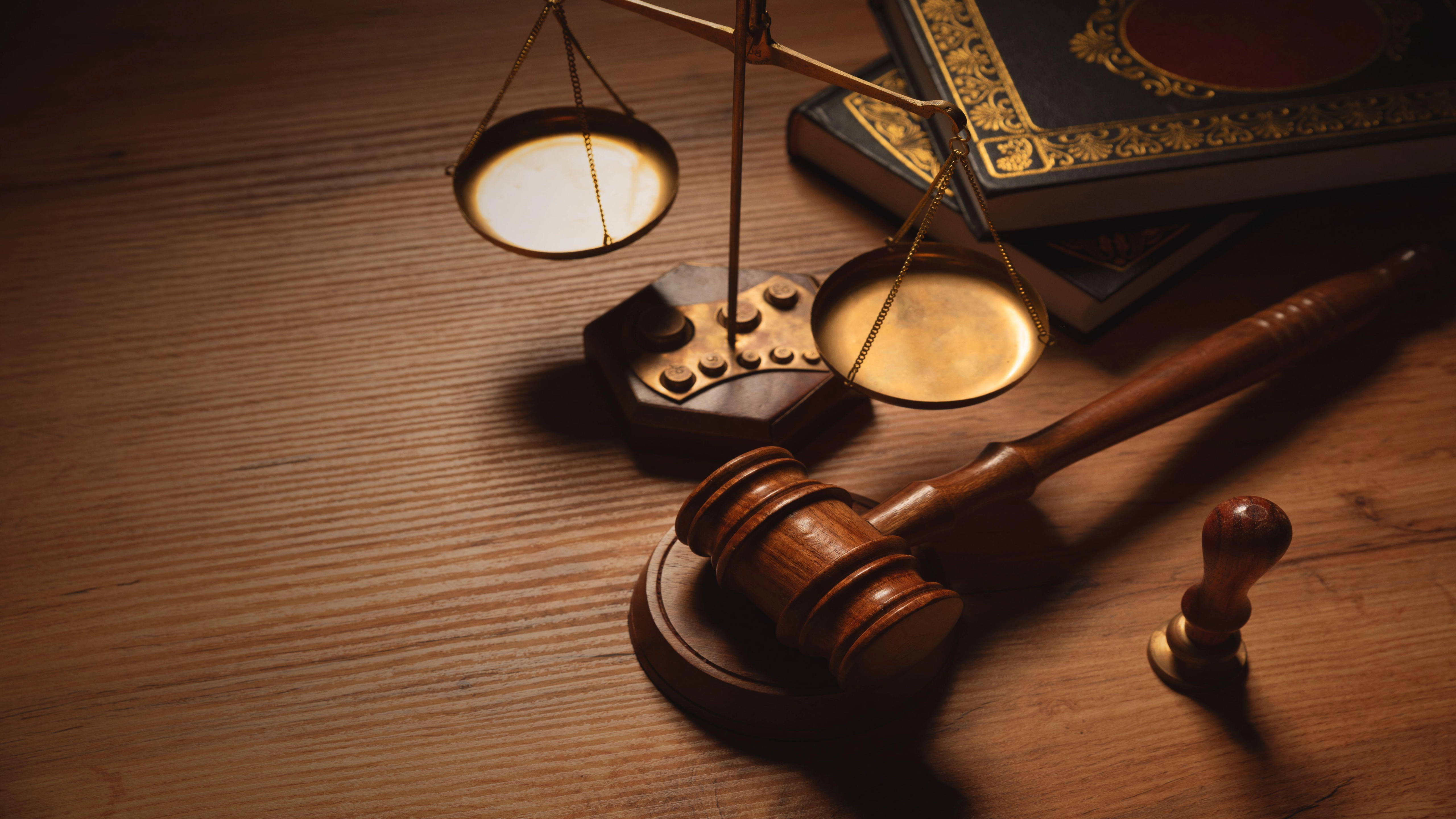 Marteau de jugement, balance de l’équité de la justice, livres juridiques évitant l’arbitraire