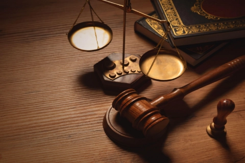 Les outils de la justice symbolisent la nécessité de la transparence.