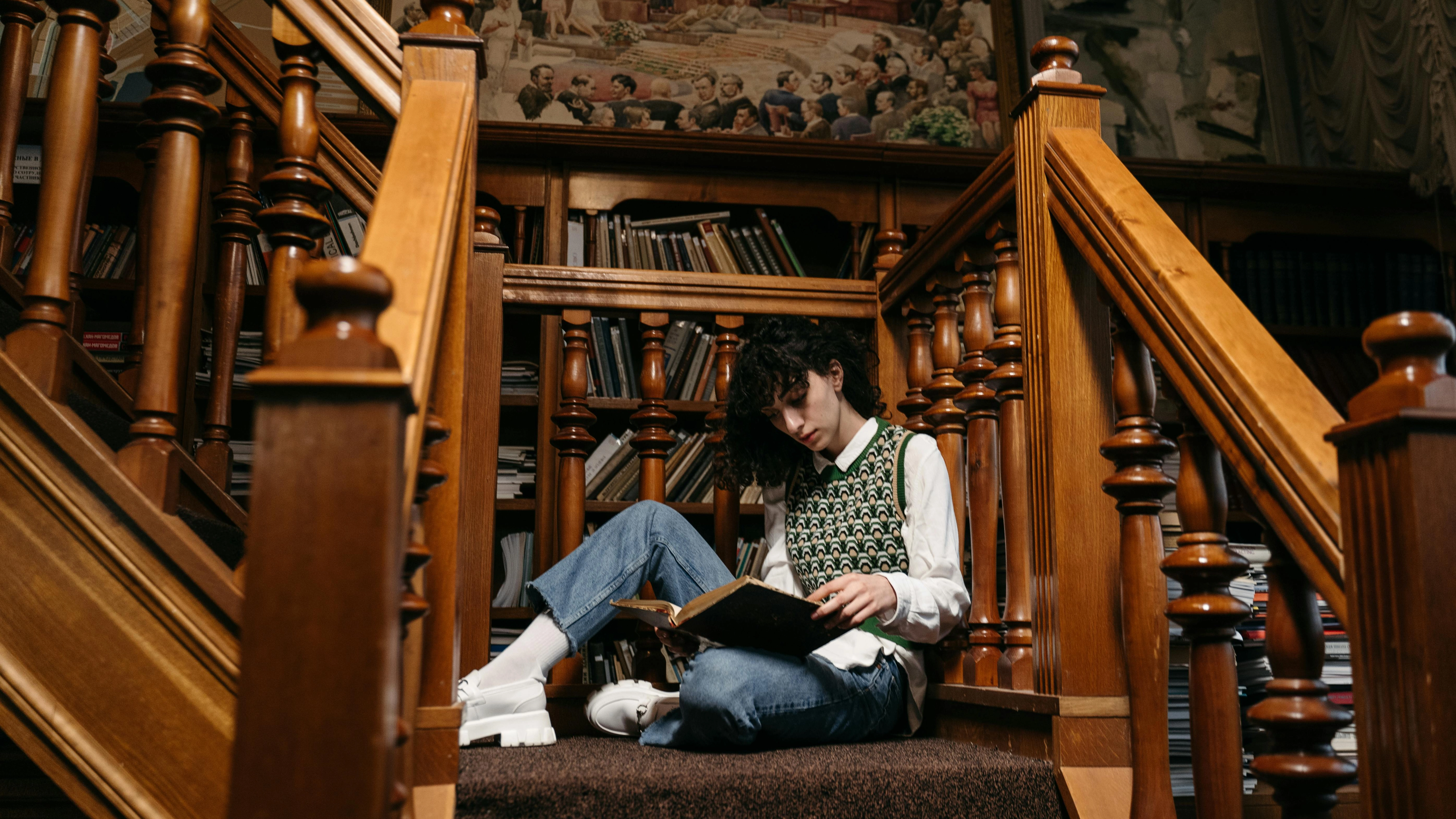 La linguistique est une matière pationnante qui n’attend pas. Photographie d’un escalier moelleux où il fait bon lire