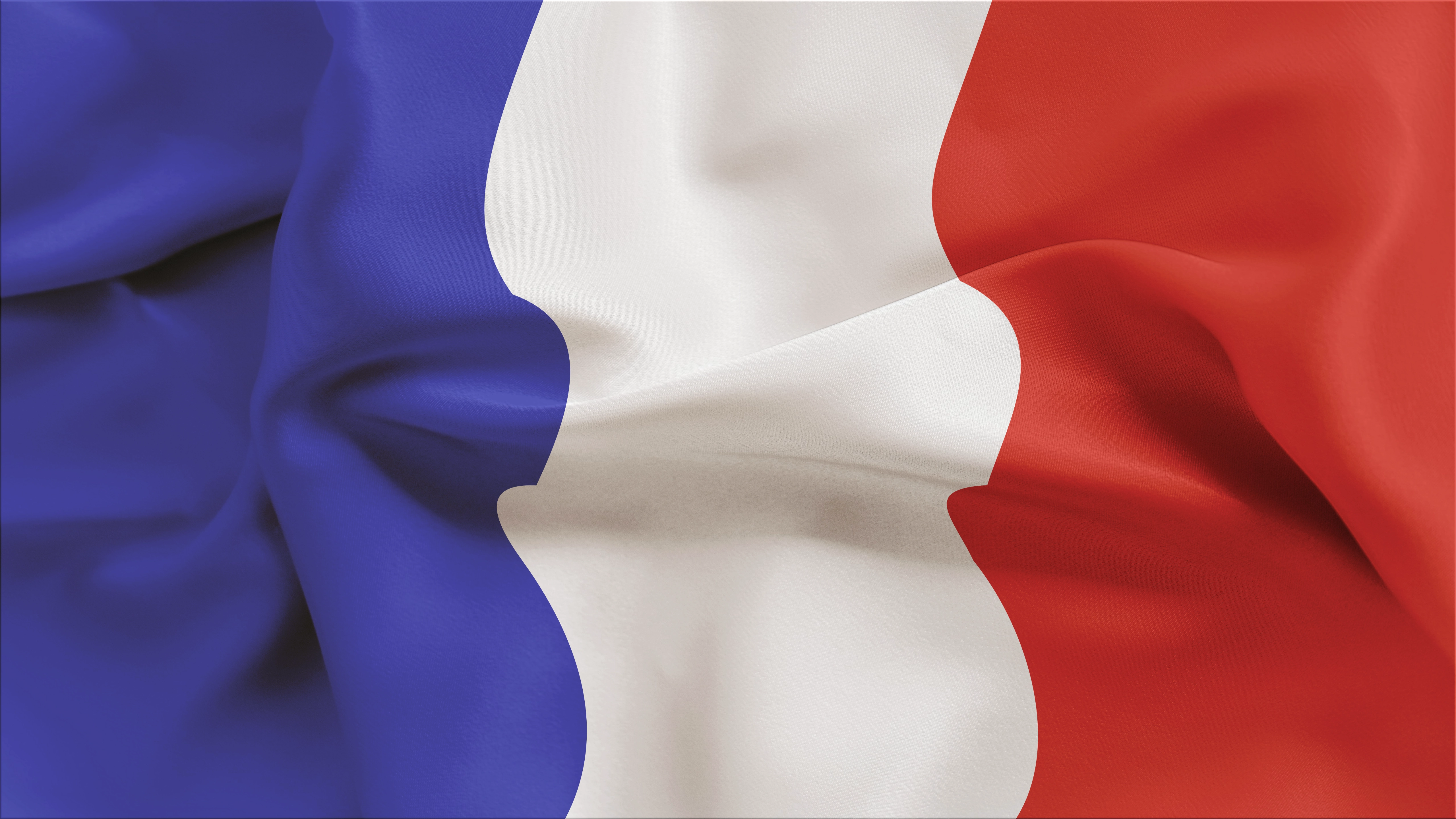 Scène d’un drapeau français flottant au vent qui symbolise l’extraordinaire développement de l’influence culturelle française au fil des siècles.
